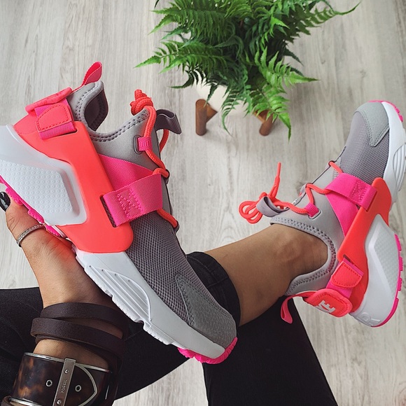 Nike Shoes - Nike air huarache city low sneakers